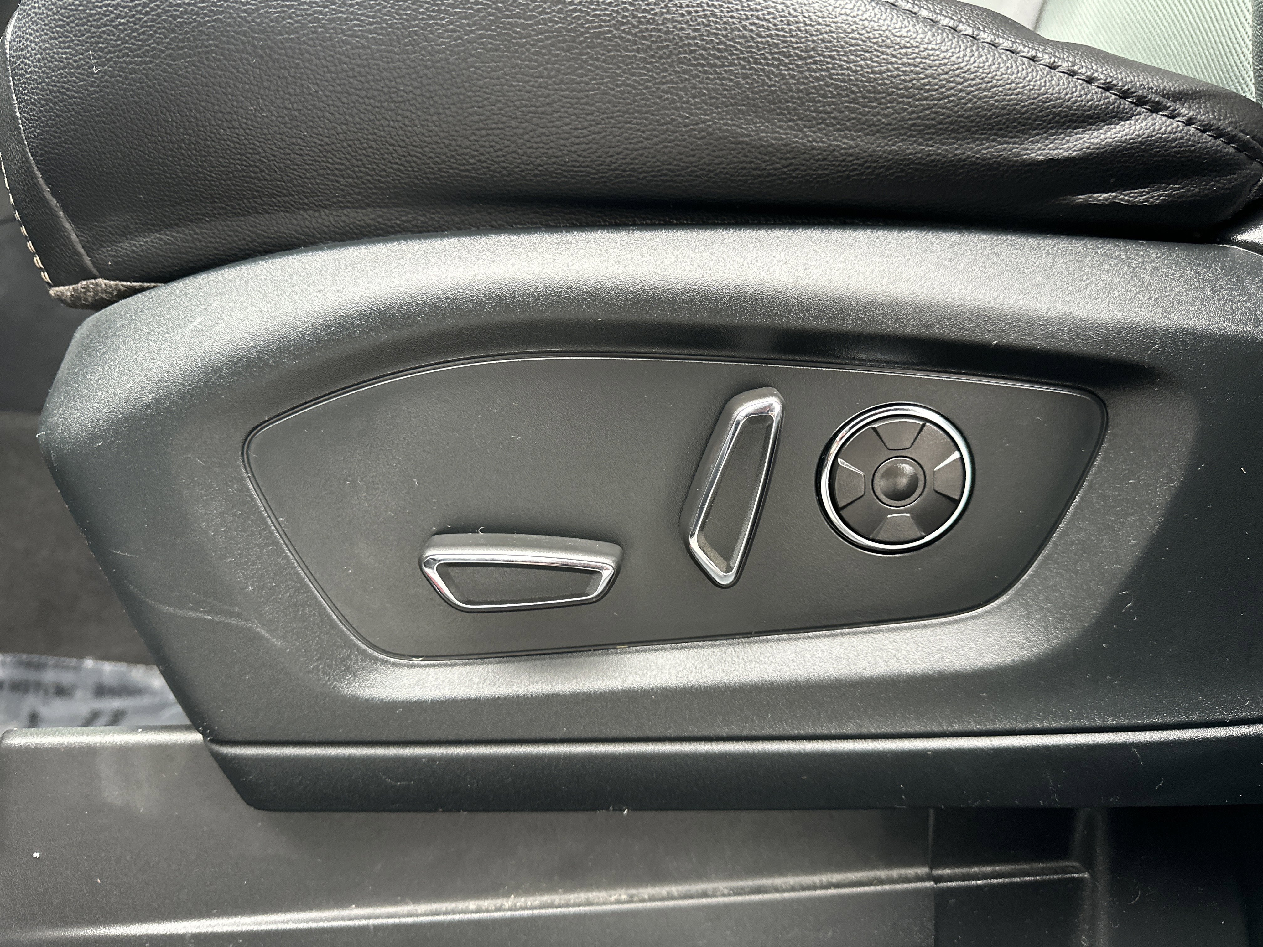 Used 2020 Ford Explorer ST w/ Premium Technology Package image 16