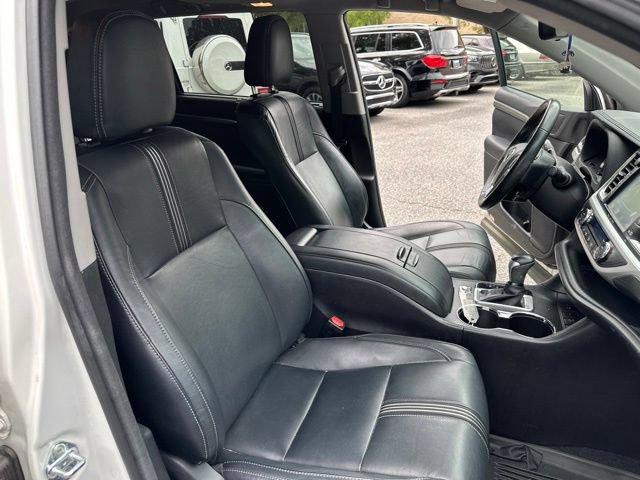 Used 2017 Toyota Highlander SE AWD/4WD image 18