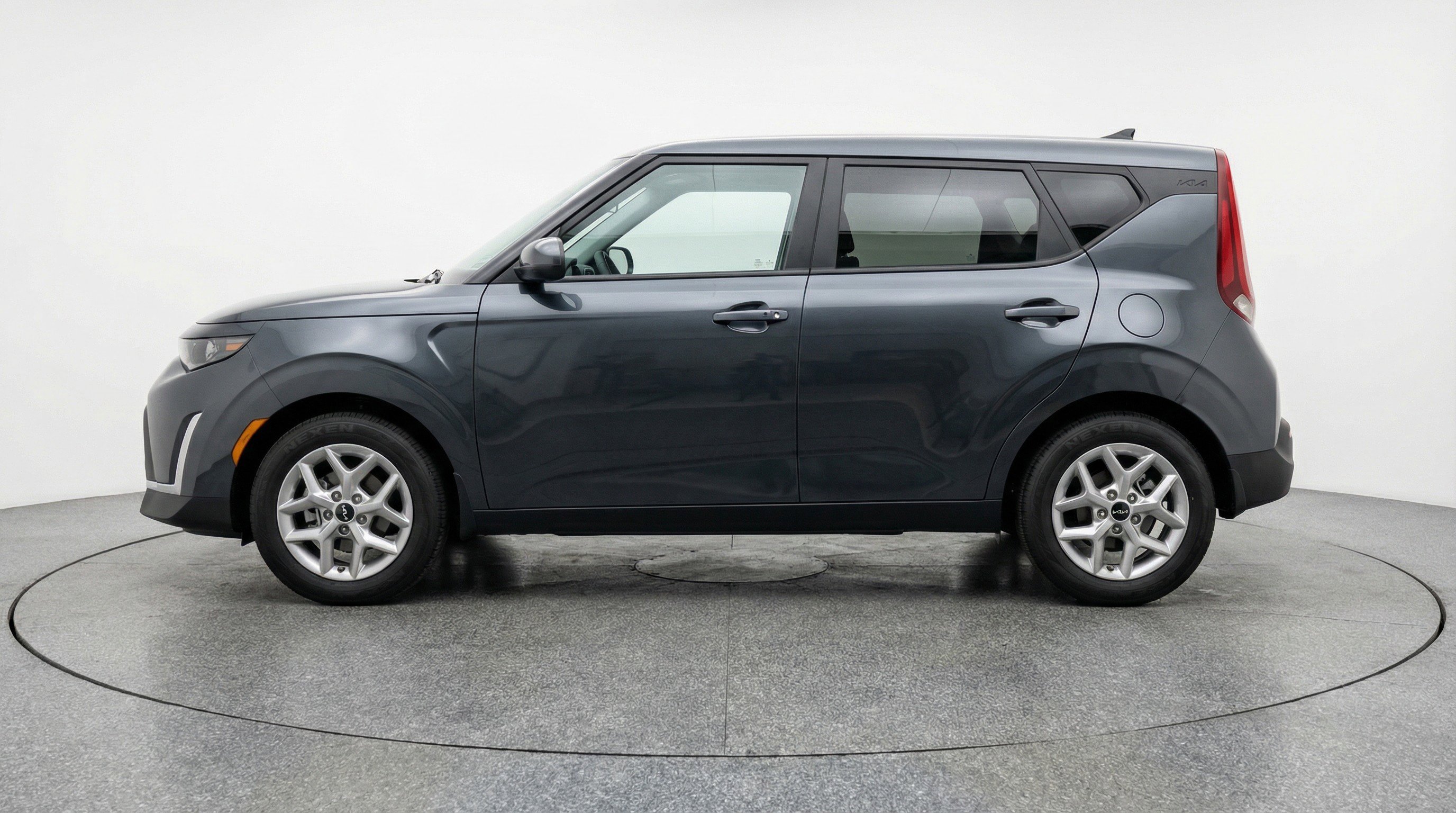 Used 2025 Kia Soul LX w/ LX Technology Package FWD image 5