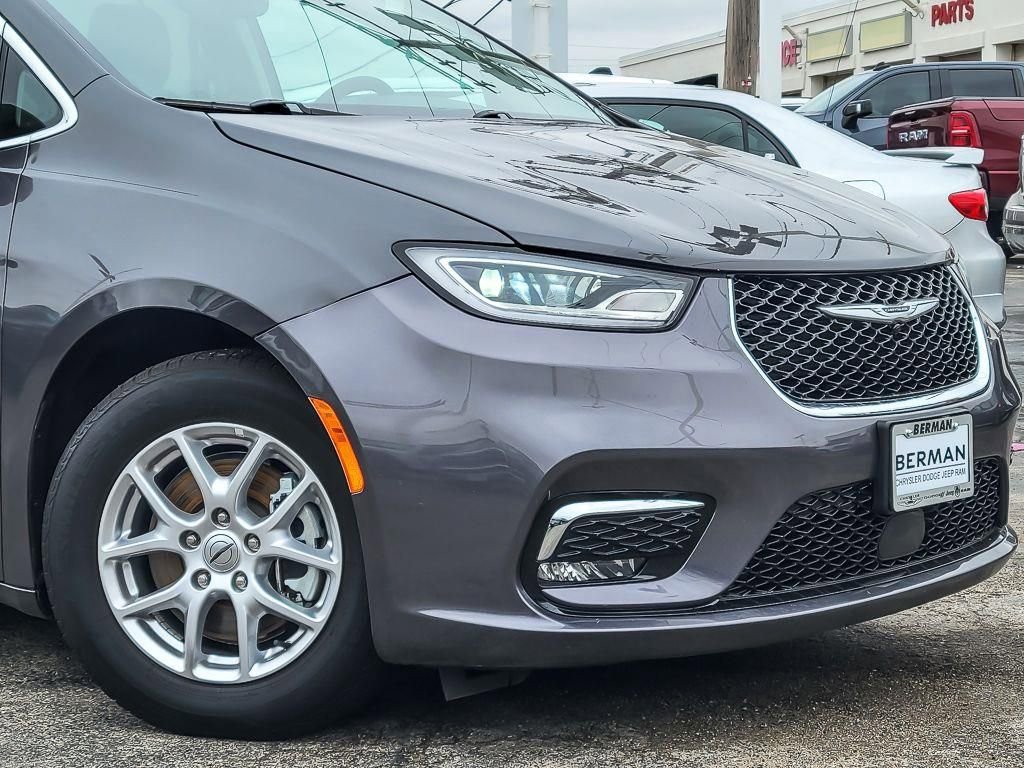 Used 2023 Chrysler Pacifica Touring-L image 4
