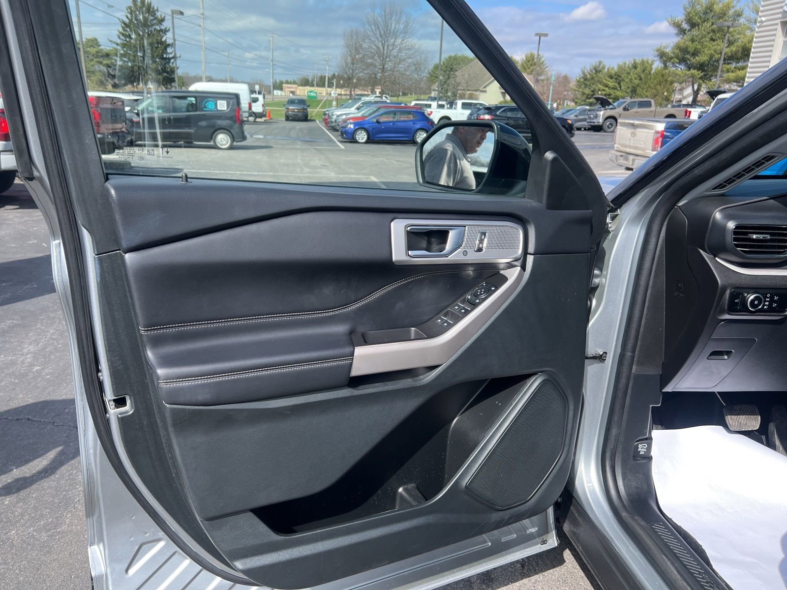 Used 2024 Ford Explorer XLT w/ Equipment Group 202A AWD/4WD image 11