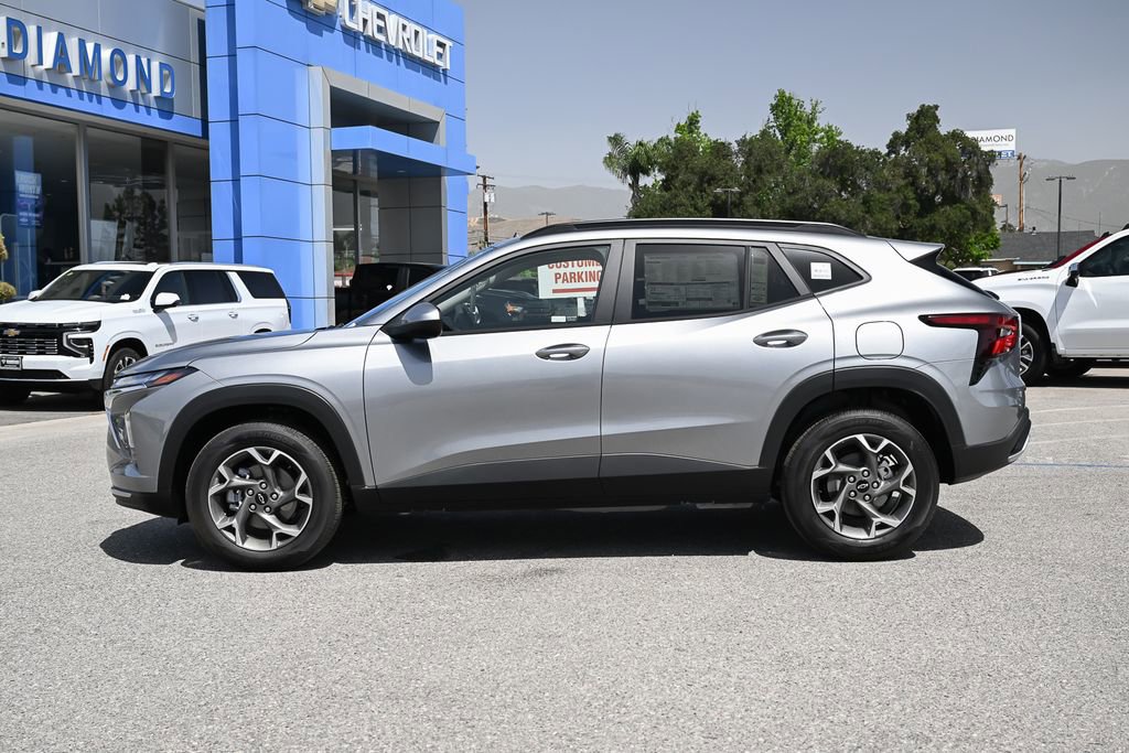 New 2026 Chevrolet Trax LT w/ LPO, Blackout Package FWD image 7