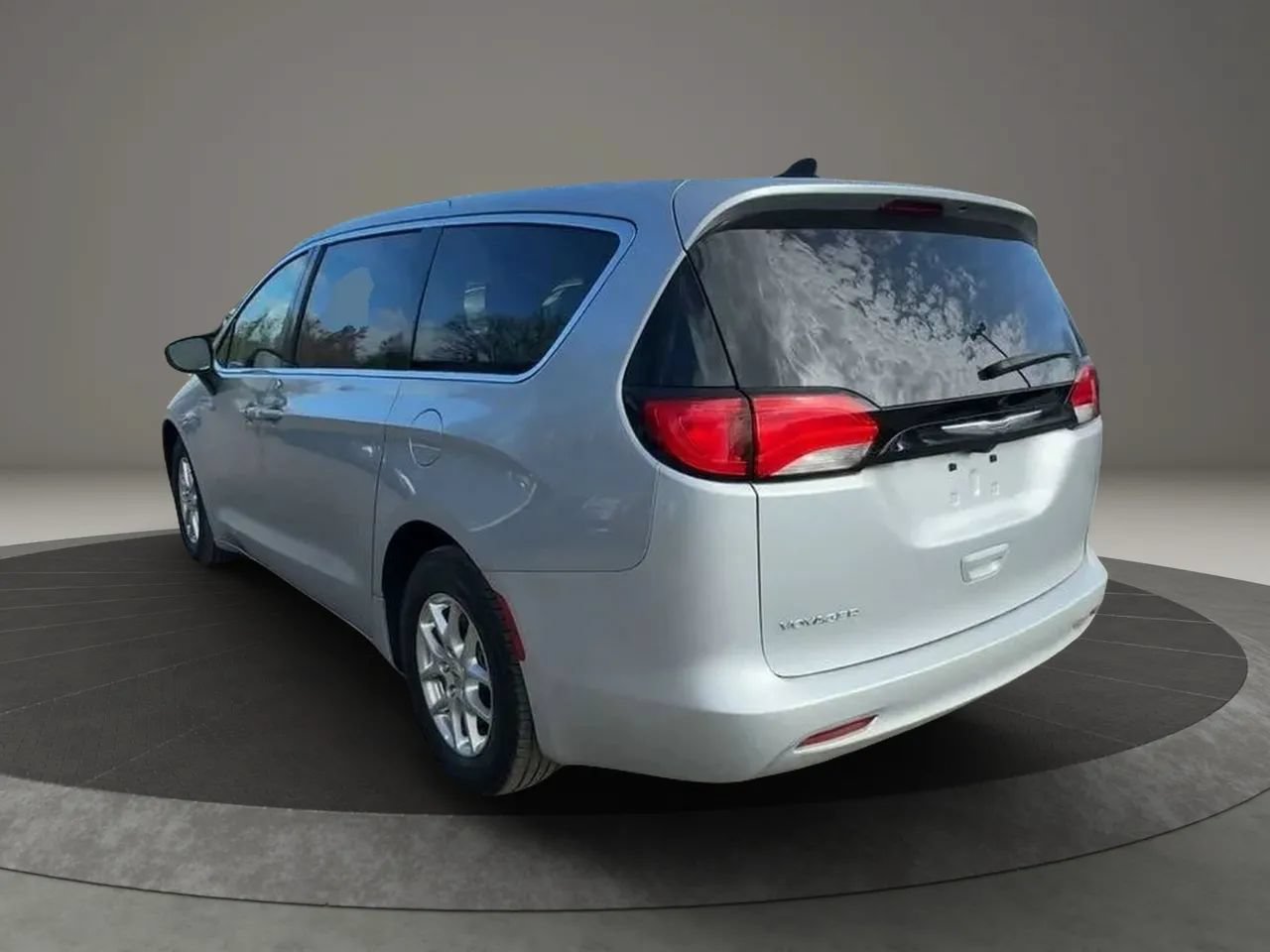 Used 2023 Chrysler Voyager LX FWD image 4