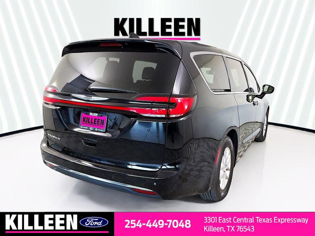 Used 2025 Chrysler Pacifica Select image 8