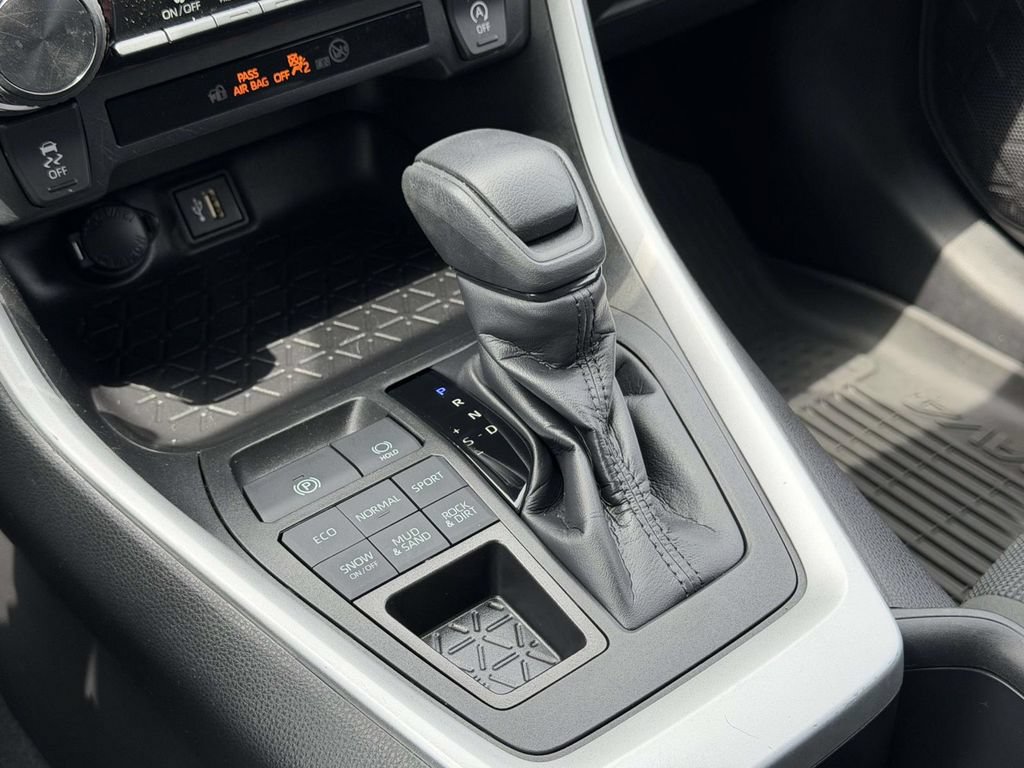 Certified 2023 Toyota RAV4 LE AWD/4WD image 6