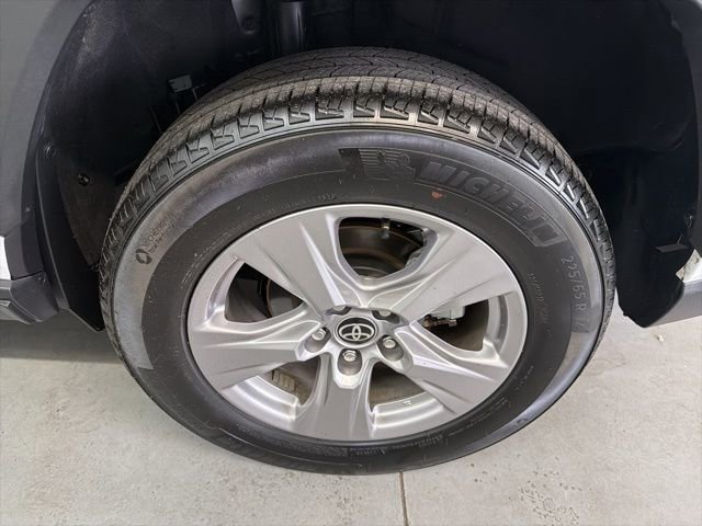 Used 2025 Toyota RAV4 XLE AWD/4WD image 26