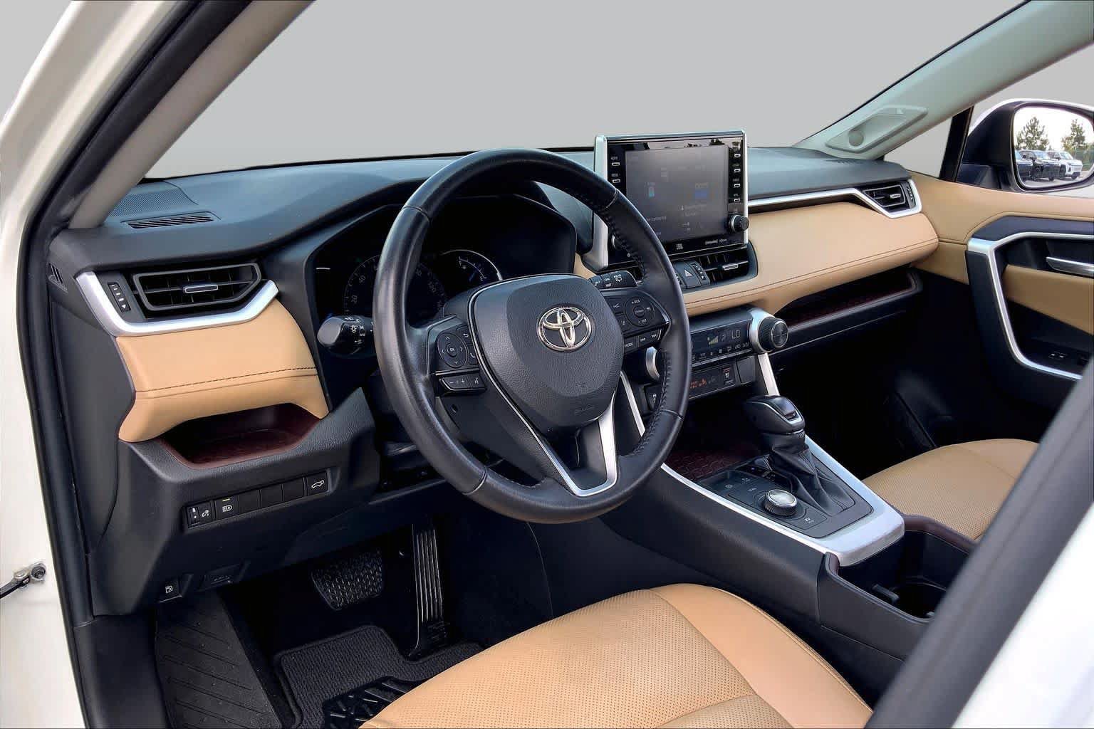 Used 2022 Toyota RAV4 Limited AWD/4WD image 17