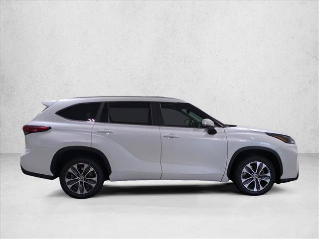 Used 2023 Toyota Highlander XLE FWD image 4