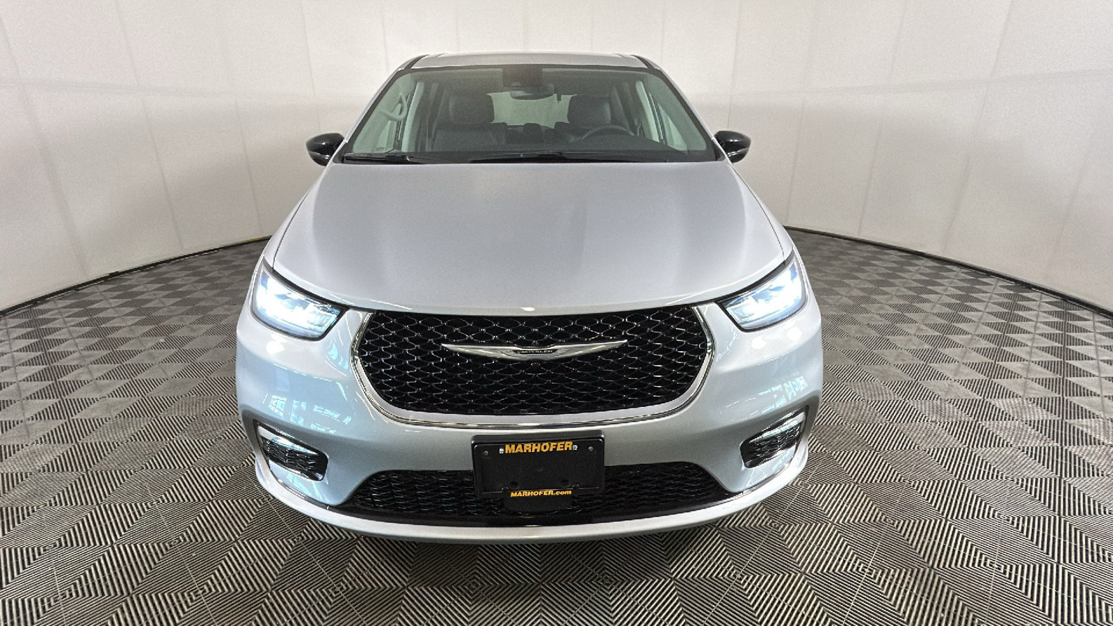 Used 2024 Chrysler Pacifica Limited FWD image 8