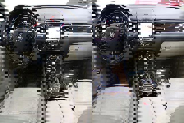 Used 2016 Volkswagen Touareg VR6 image 2