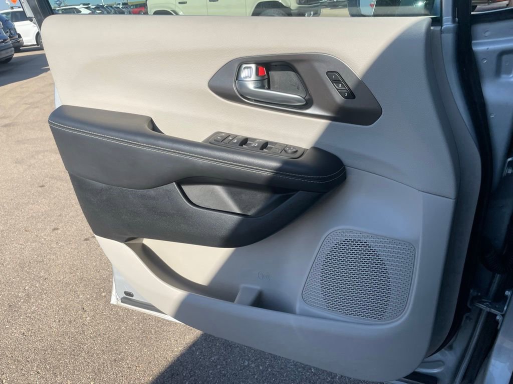 Used 2024 Chrysler Pacifica Touring-L image 52