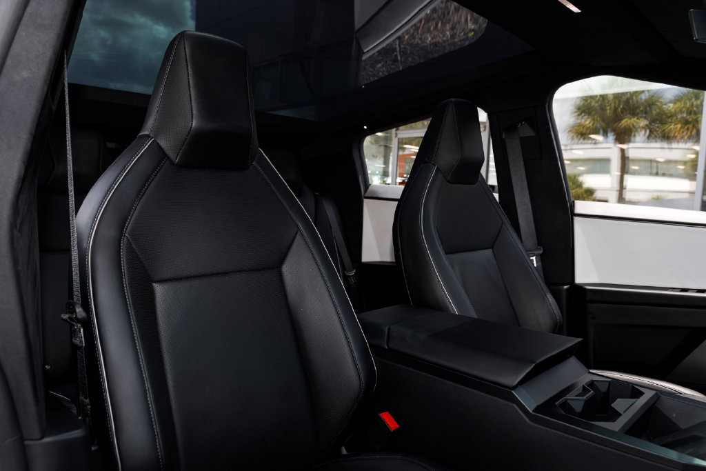 Used 2024 Tesla Cybertruck AWD Crew Cab image 13