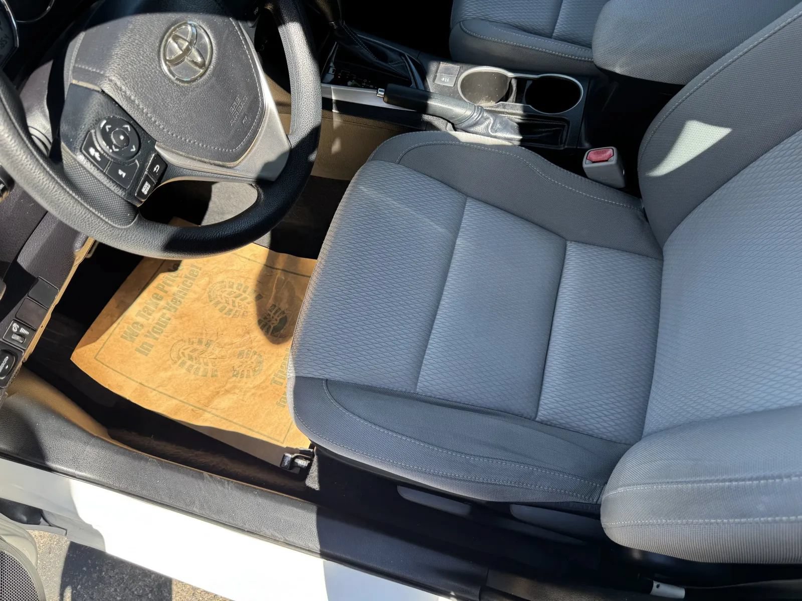 Used 2016 Toyota Corolla LE FWD image 19