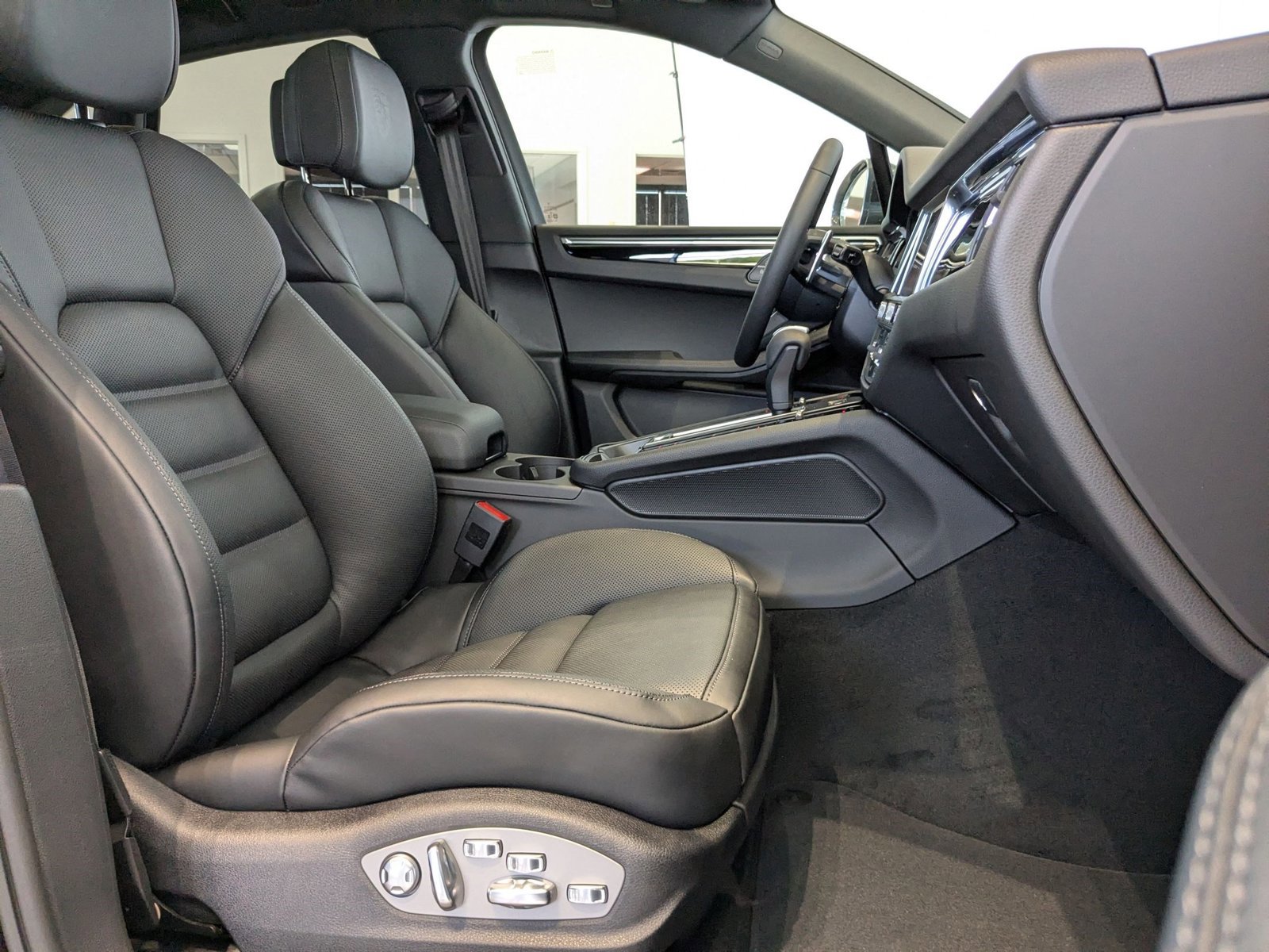 Used 2025 Porsche Macan image 24