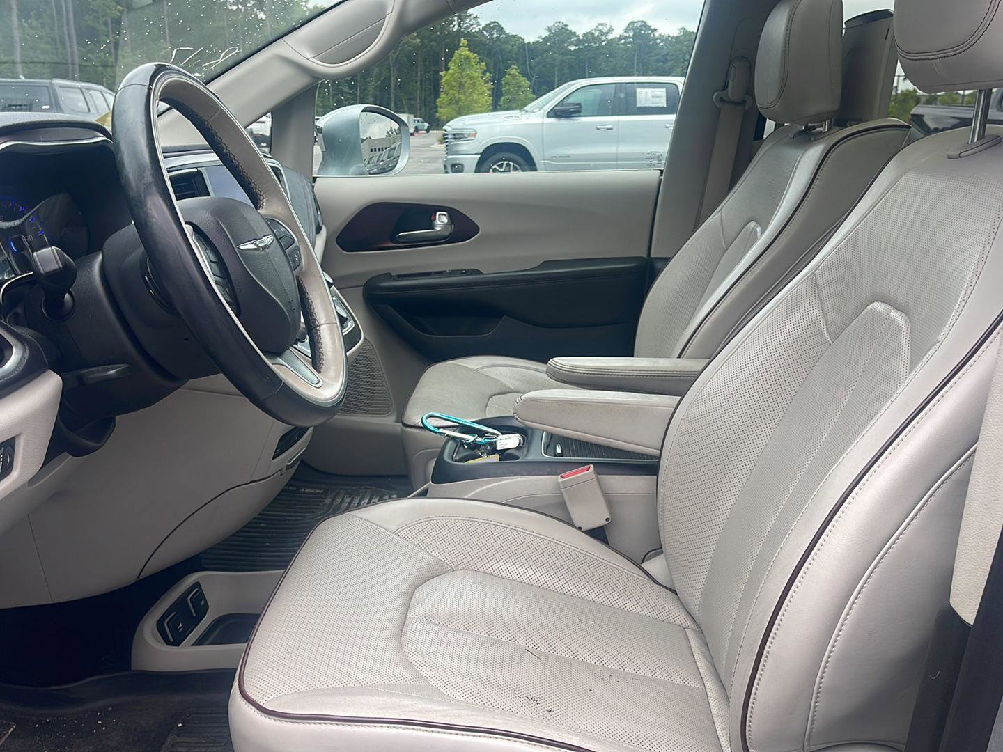 Used 2017 Chrysler Pacifica Limited FWD image 12