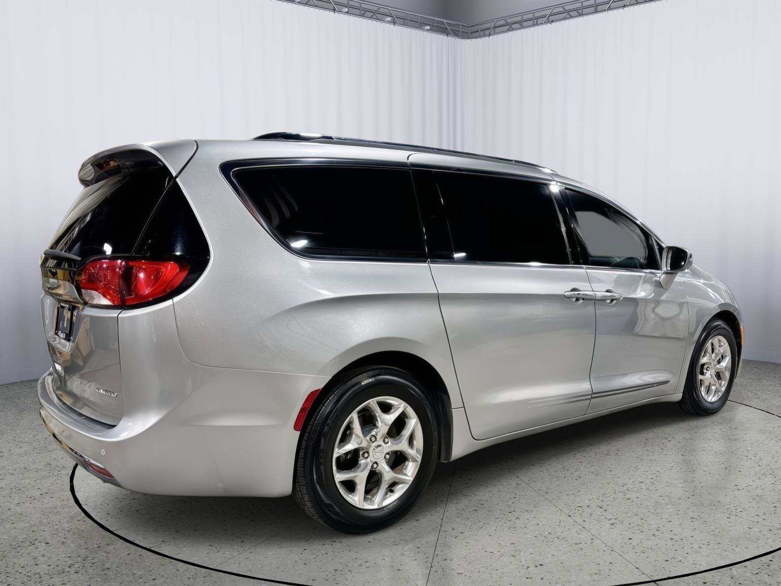 Used 2017 Chrysler Pacifica Limited w/ UConnect Theater Package image 6