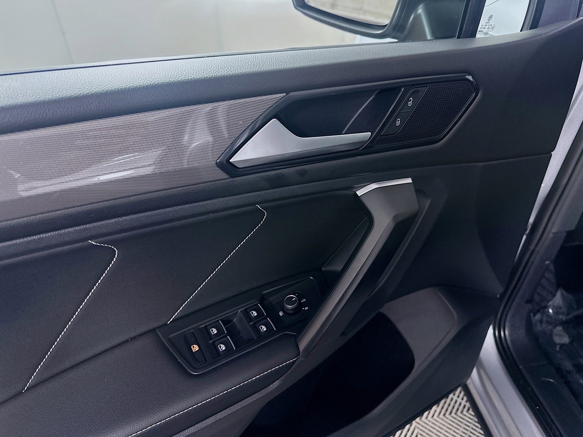 Used 2022 Volkswagen Tiguan SE image 15