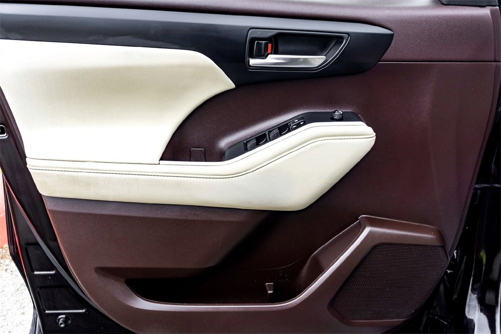 Used 2022 Toyota Highlander XLE image 10