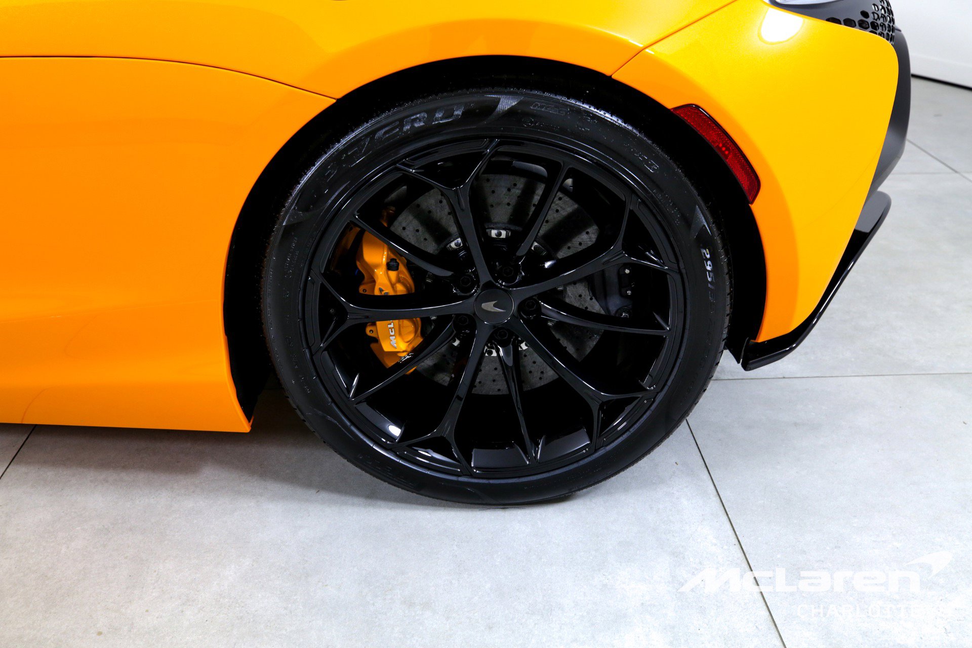 Used 2025 McLaren Artura Spider image 29