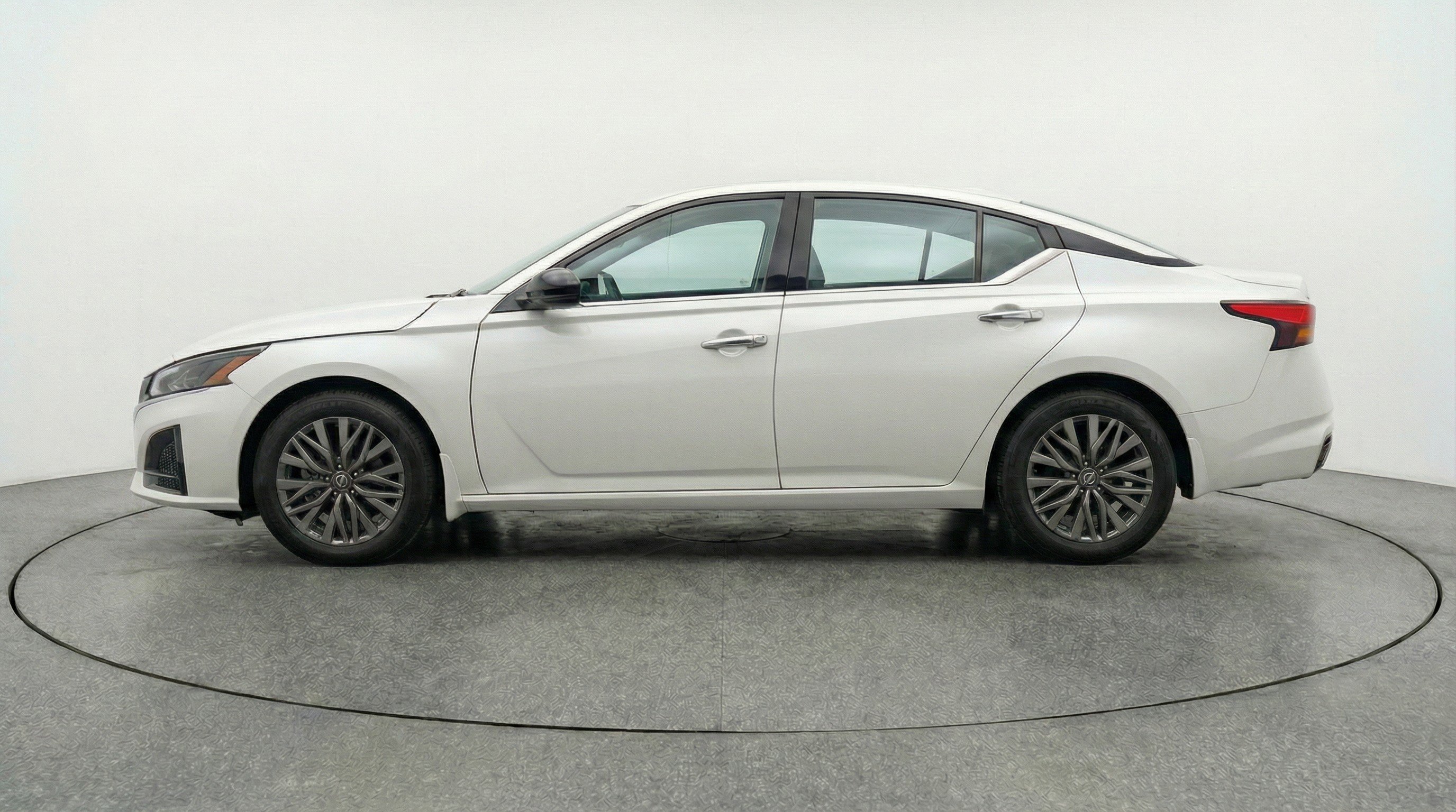 Used 2025 Nissan Altima 2.5 SV image 5