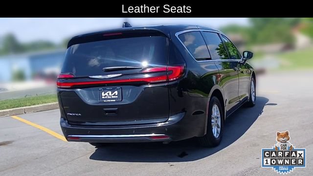 Used 2023 Chrysler Pacifica Touring-L FWD image 2