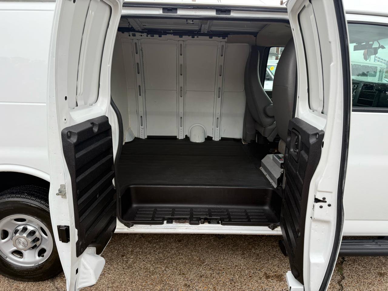 Used 2015 Chevrolet Express 2500 RWD image 9