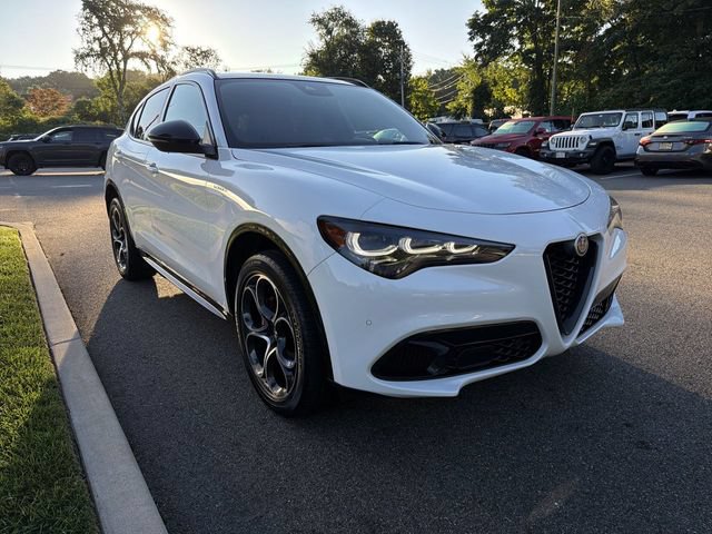 Used 2024 Alfa Romeo Stelvio Veloce AWD/4WD image 2