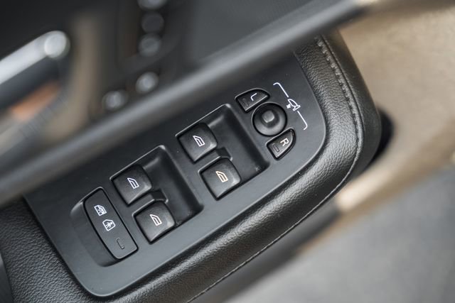 Used 2020 Volvo S60 T6 Momentum image 38