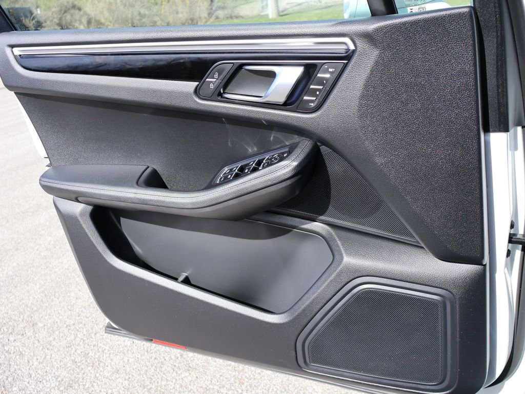Used 2025 Porsche Macan image 33
