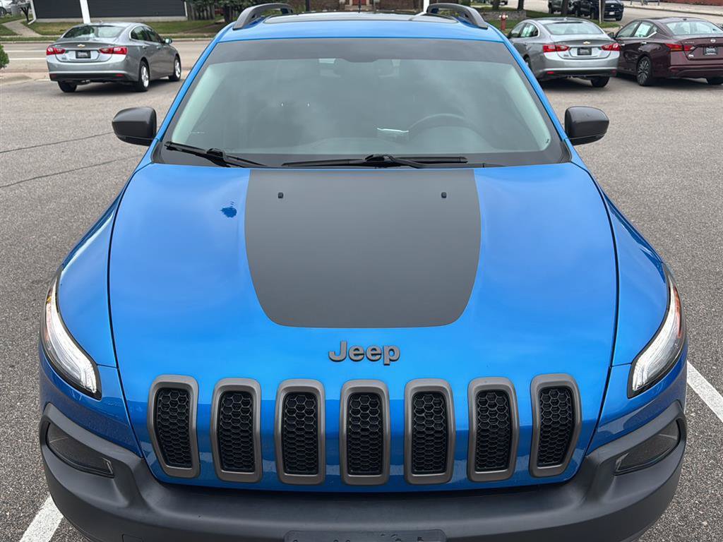 Used 2017 Jeep Cherokee Trailhawk AWD/4WD image 3
