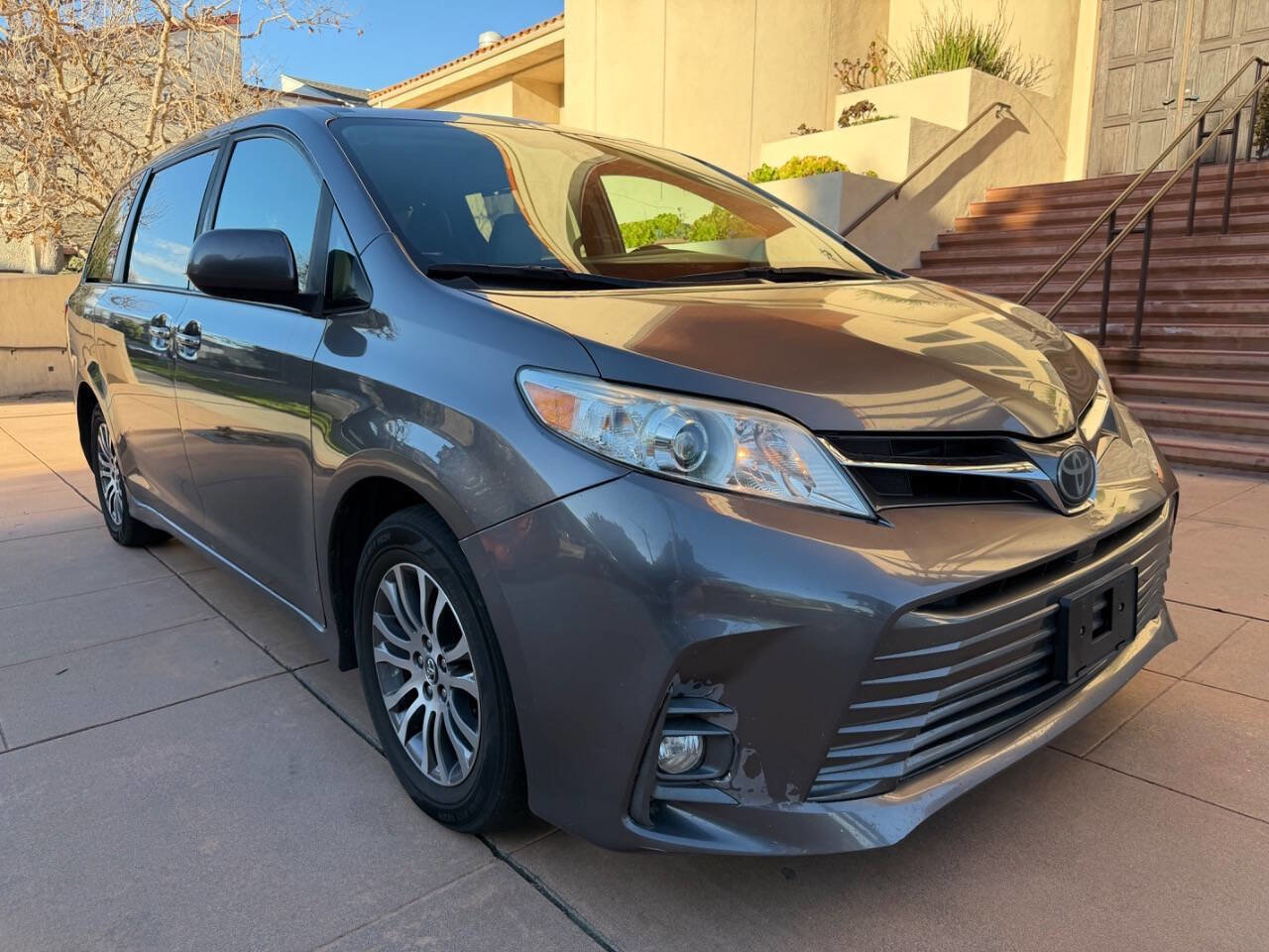 Used 2020 Toyota Sienna XLE w/ XLE Navigation Package image 1