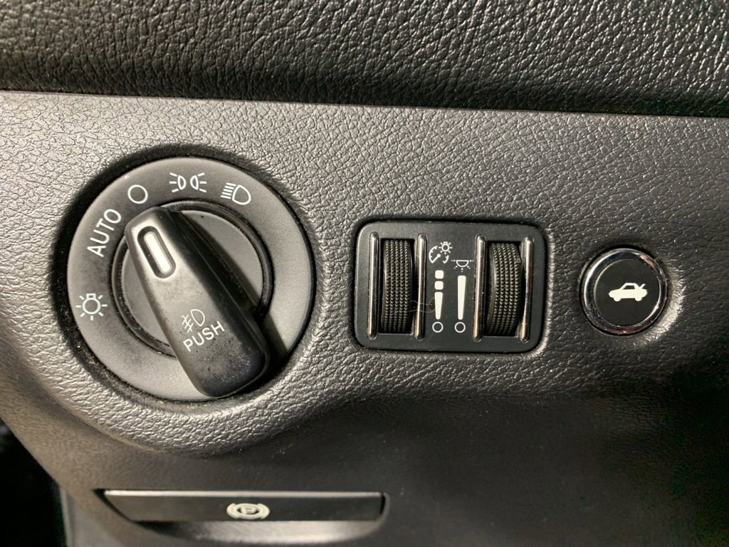 Used 2015 Dodge Challenger R/T Plus RWD image 18