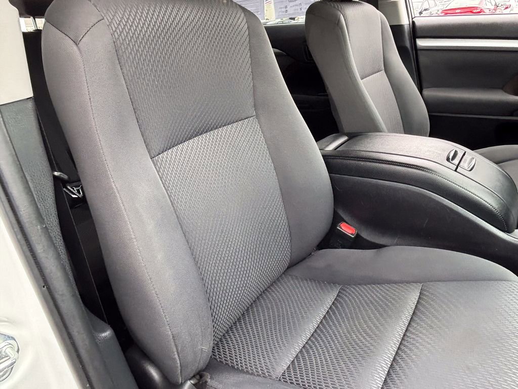Used 2019 Toyota Highlander LE FWD image 33