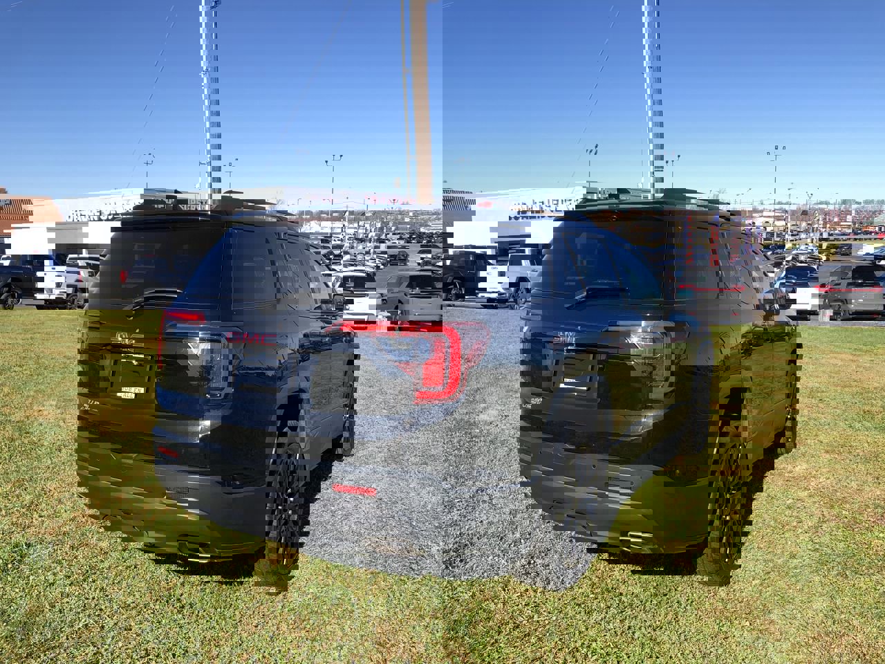 Used 2023 GMC Acadia SLE w/ Driver Convenience Package image 5