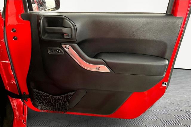 Used 2015 Jeep Wrangler Unlimited Sahara w/ Connectivity Group image 27