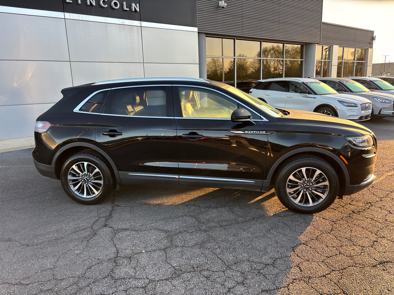 Used 2023 Lincoln Nautilus FWD image 8