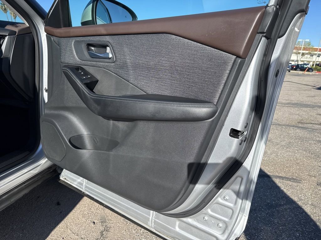 Used 2022 Nissan Rogue SV image 30