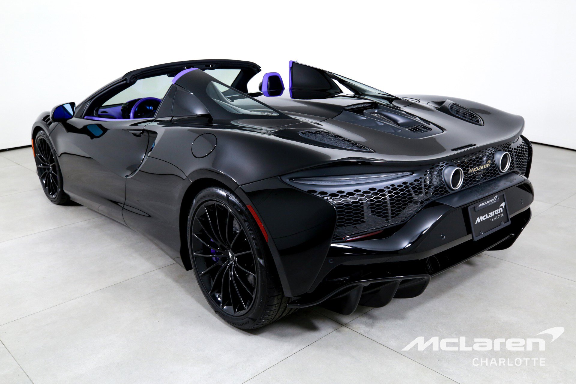 Used 2025 McLaren Artura Spider image 8