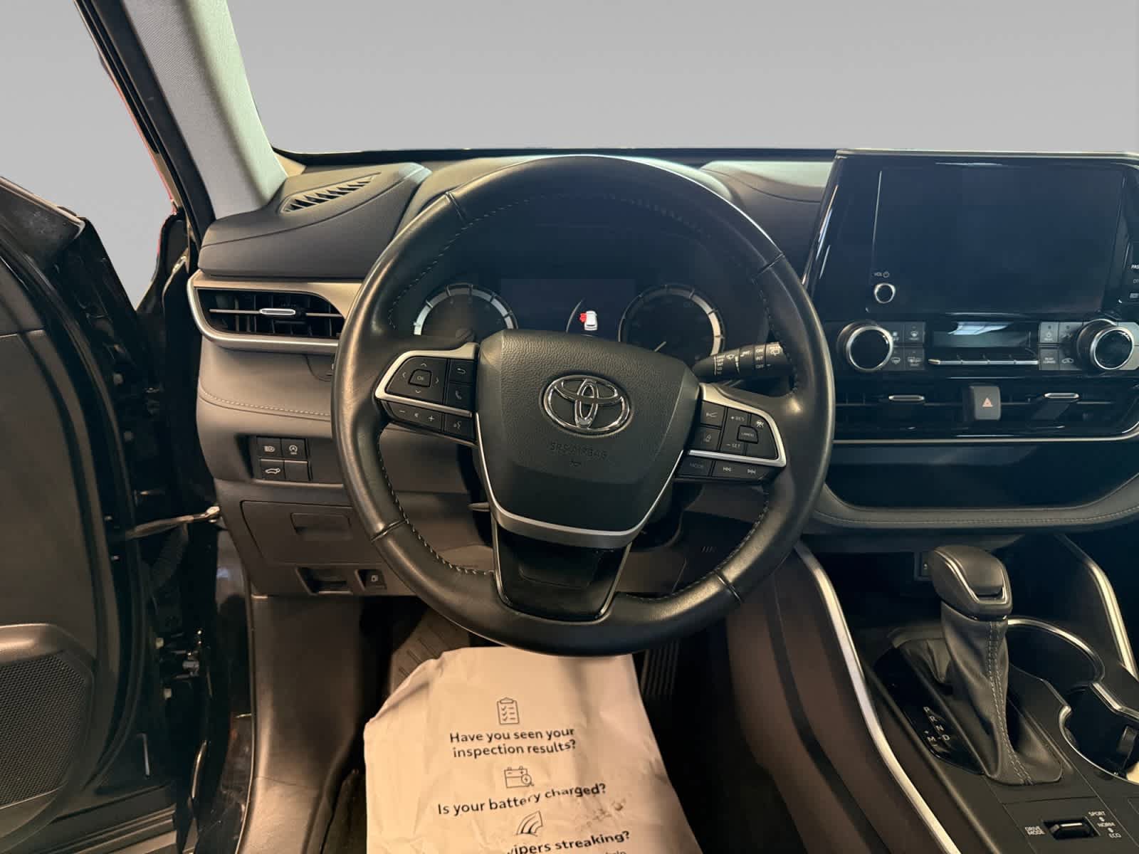 Used 2023 Toyota Highlander LE AWD/4WD image 12