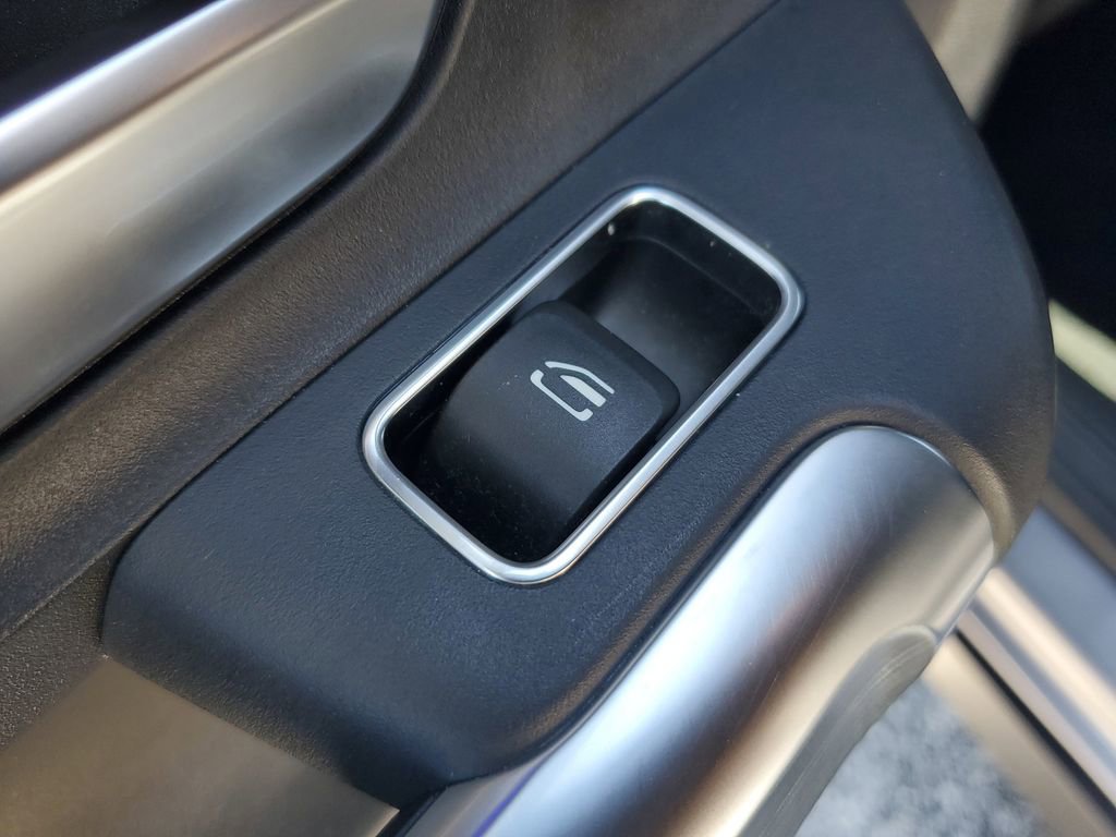 Used 2022 Mercedes-Benz GLB 250 4MATIC w/ Premium Package Lite image 17