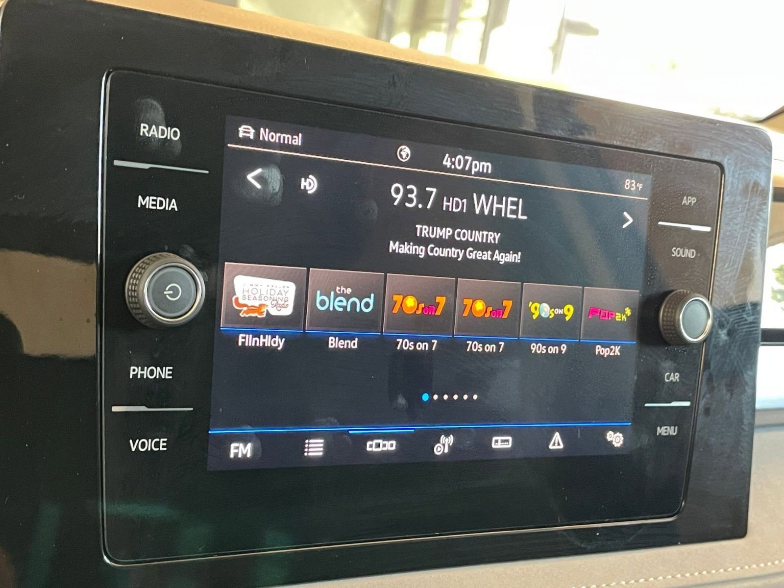 Used 2025 Volkswagen Taos SE image 21