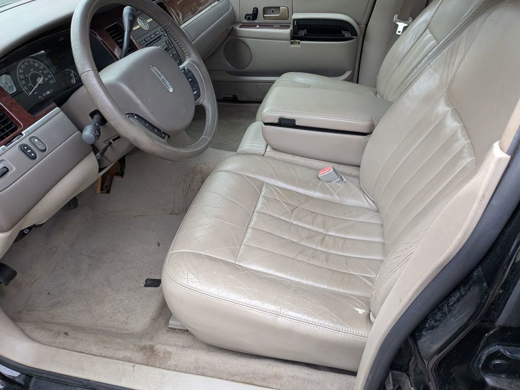 Used 2005 Lincoln Town Car Signature image 32