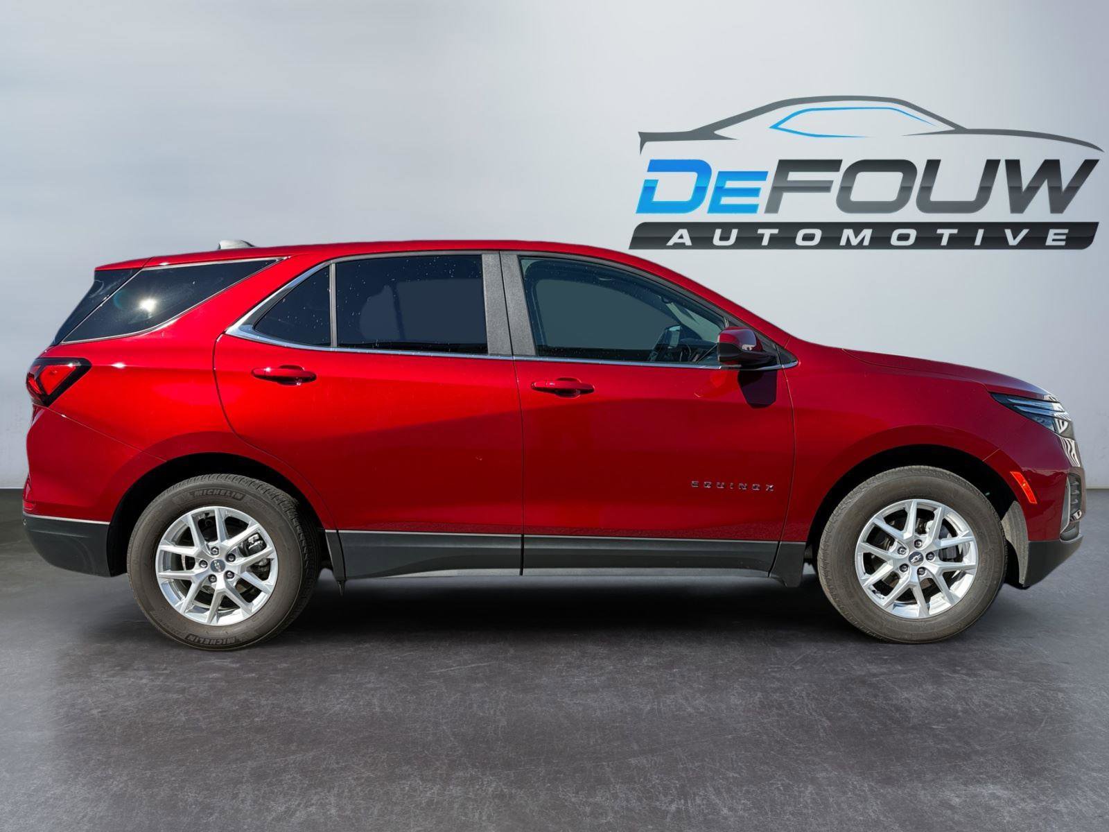 Used 2023 Chevrolet Equinox LT image 2