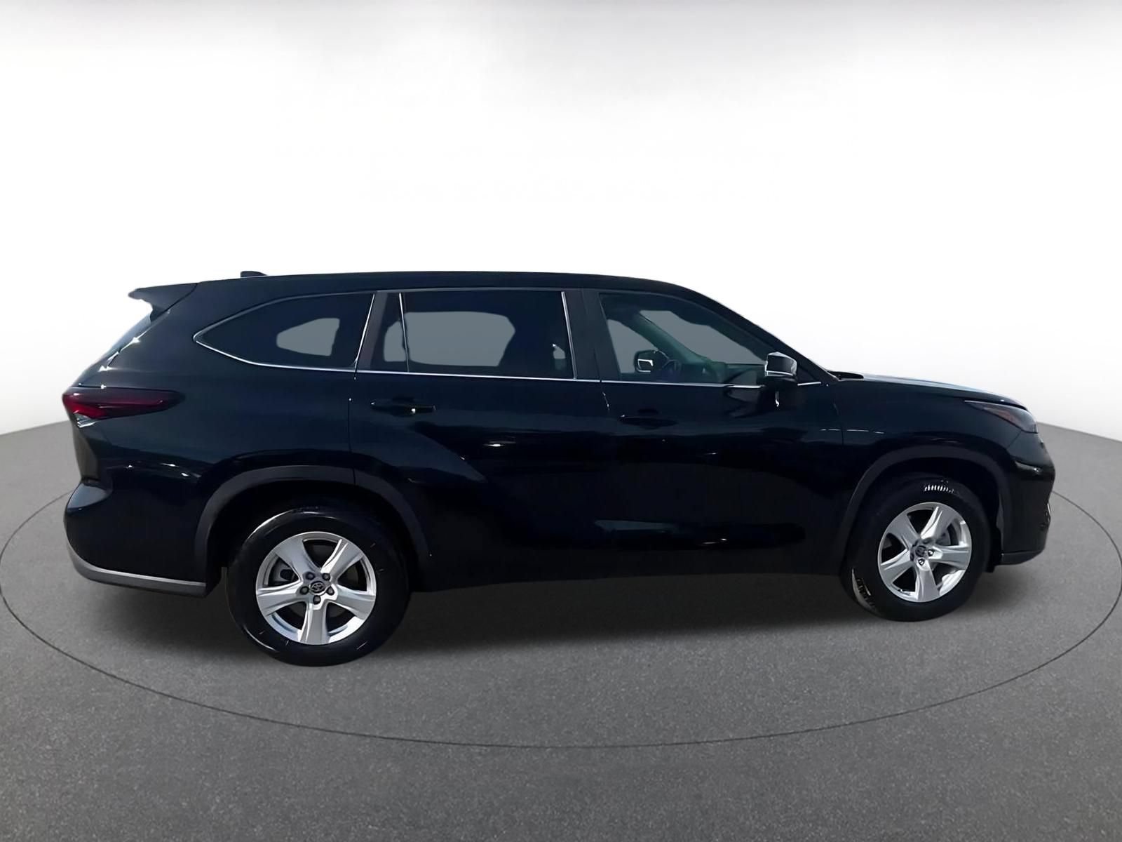 Used 2025 Toyota Highlander LE FWD image 16