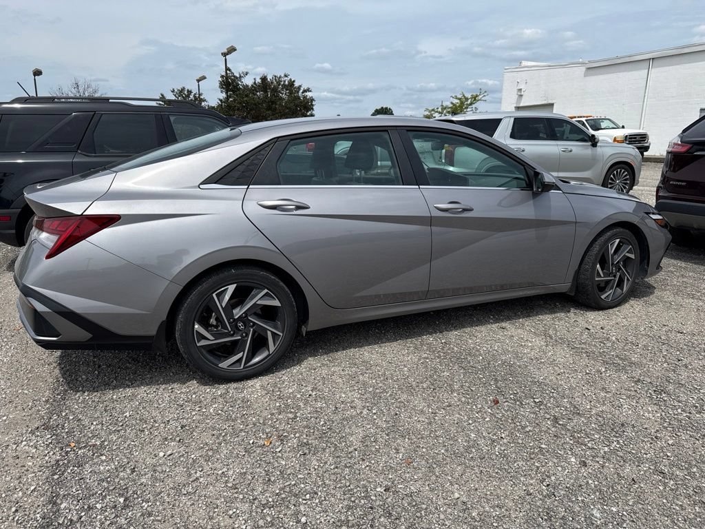 Used 2025 Hyundai Elantra Limited FWD image 9