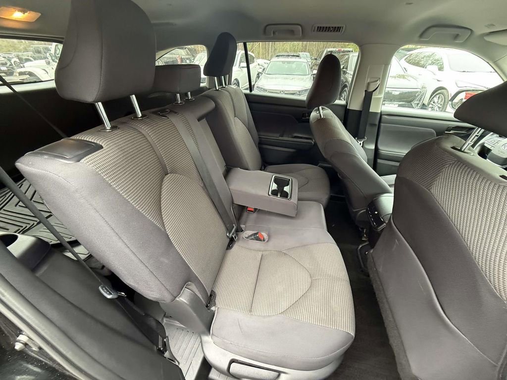Used 2021 Toyota Highlander LE image 11