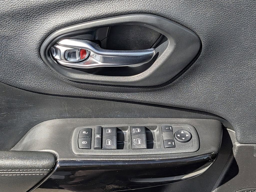 Used 2019 Jeep Cherokee Latitude Plus image 29