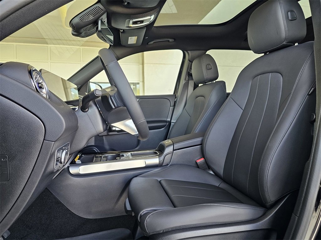 Used 2025 Mercedes-Benz GLB 250 image 15