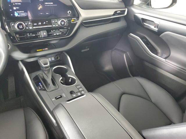 Used 2025 Toyota Highlander XLE image 17