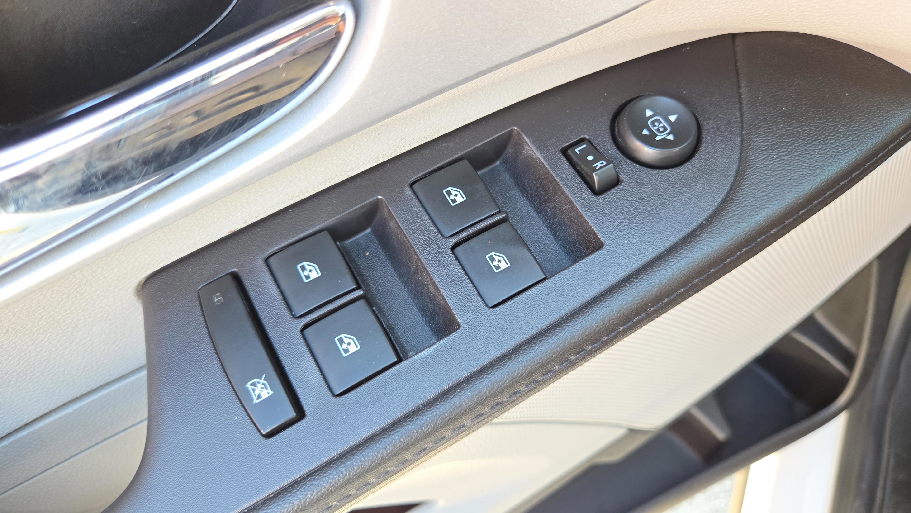 Used 2017 Chevrolet Equinox LT w/ Convenience Package image 36